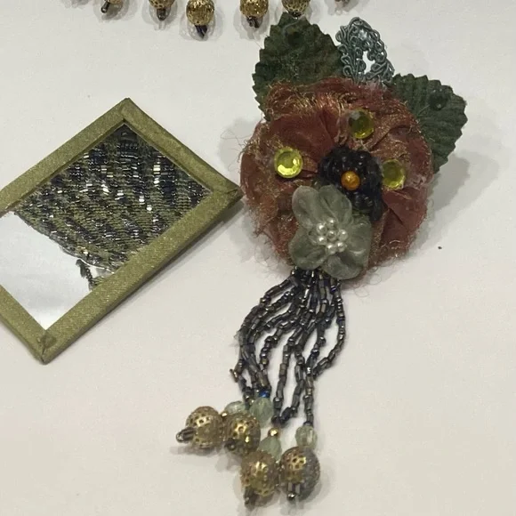 WAYNE KLESKI GREEN BEADED PURSE - Picture 6 of 13